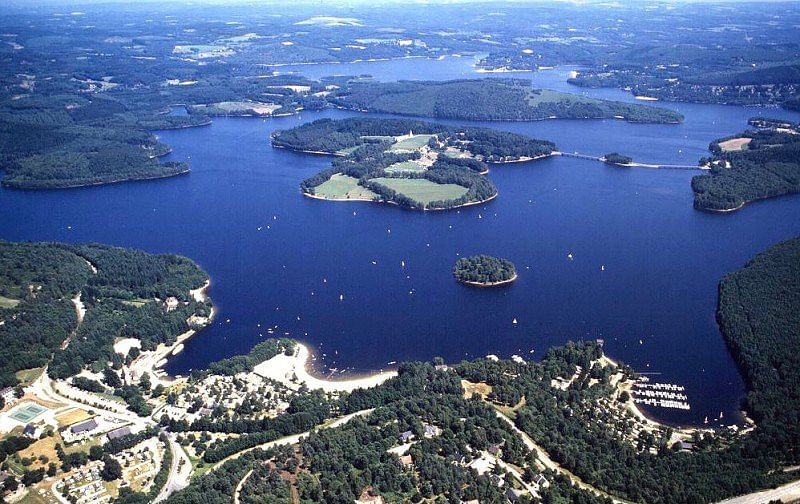 Tour du lac de Vassivière en avion