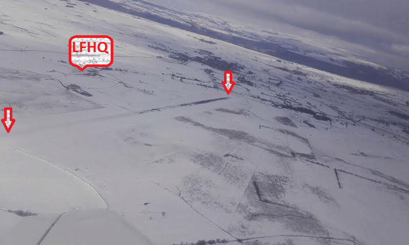 La piste de l'aérodrome de St Flour (LFHQ) entierement enneigée