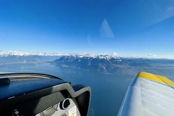 Über dem Genfersee mit Blick Richtung Alpen
