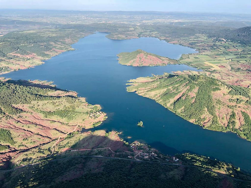 Survol Pic St Loup, Lac du Salagou, pays Héraultais (hélico)