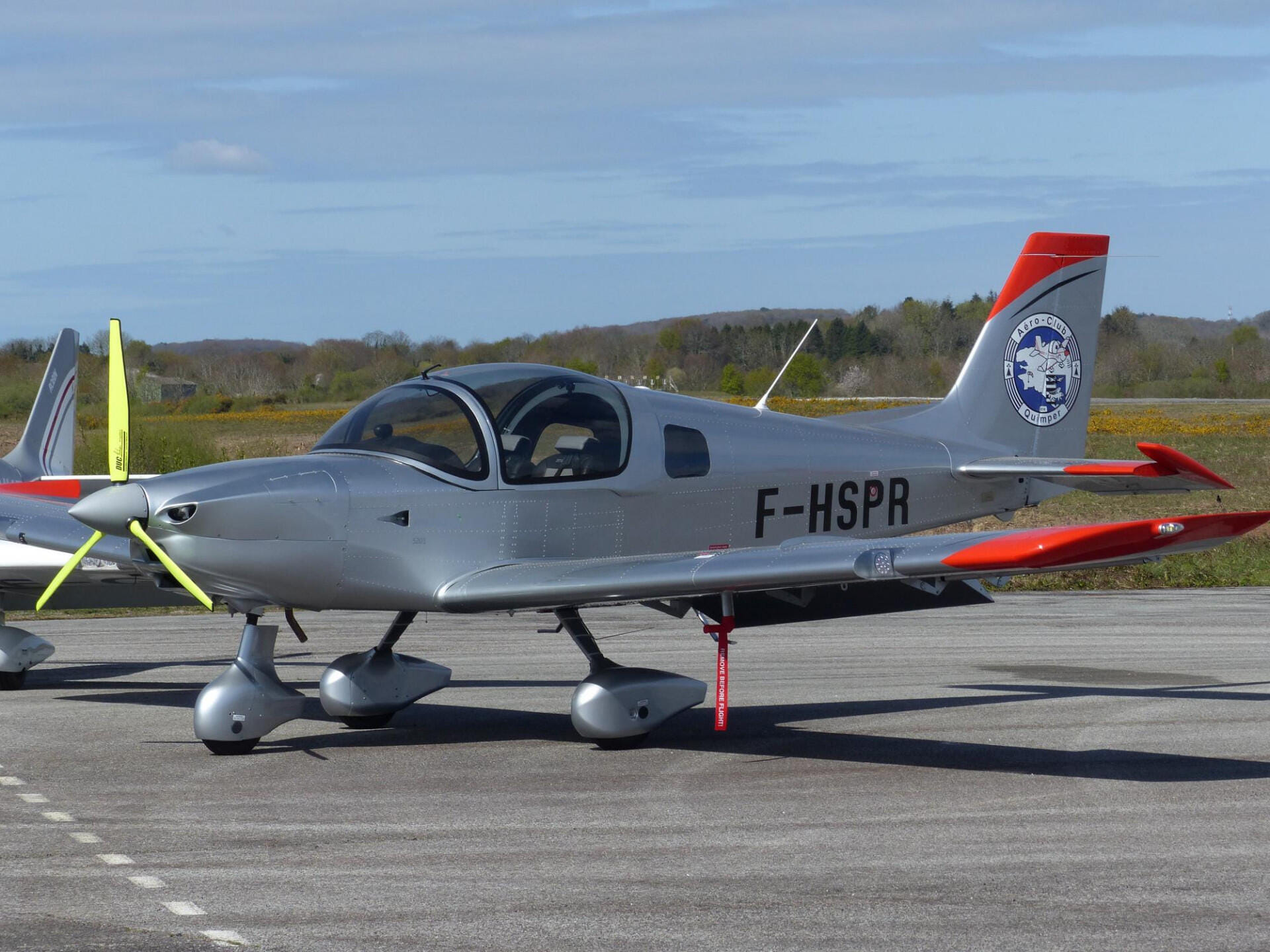 notre avion biplace avec son avionique moderne.