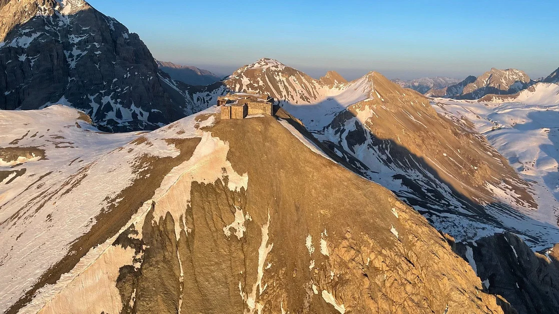 Balade aérienne au-dessus des forteresses secrètes des Alpes