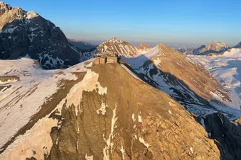 Balade aérienne au-dessus des forteresses secrètes des Alpes