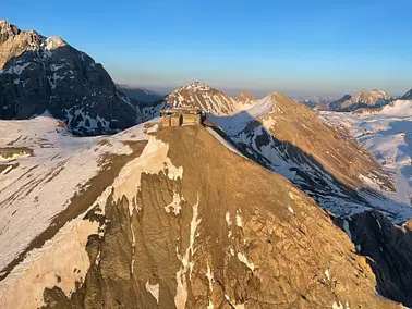 Balade aérienne au-dessus des forteresses secrètes des Alpes