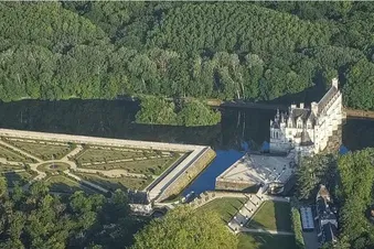 Vol autour des châteaux de la Loire