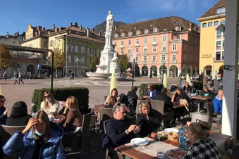 Marktplatz Bozen mit bester Pizza