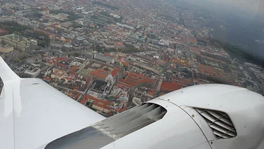 München von oben, mit einem sicheren zweimotorigen Flugzeug