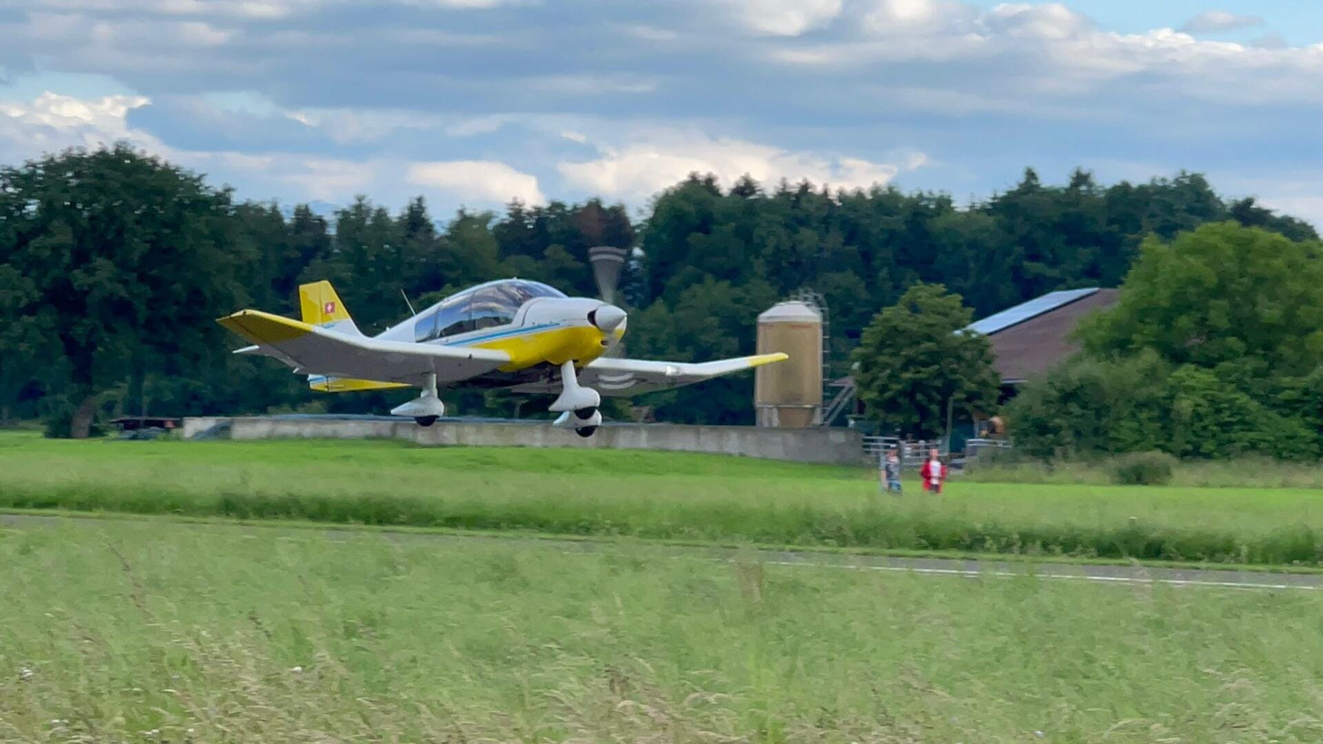 Robin DR 400 beim Start in Triengen