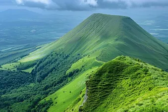 Survol du Parc naturel des volcans d’Auvergne