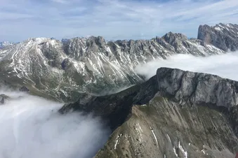 Survol de la haute montagne, proche des étoiles, depuis Gap