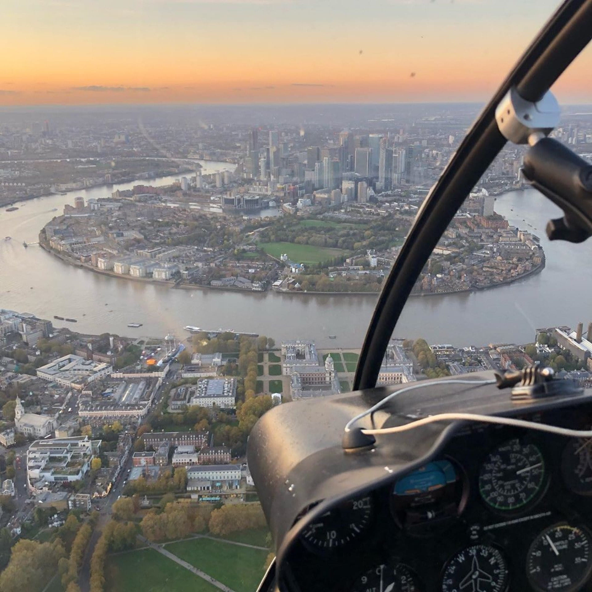 Flight accross London along the heli route