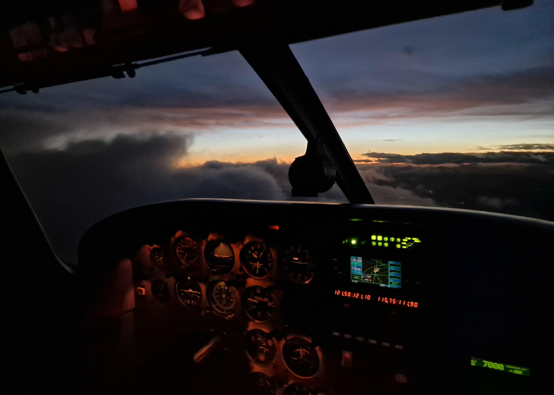 Blick auf die letzten Sonnenstrahlen aus dem Cockpit.