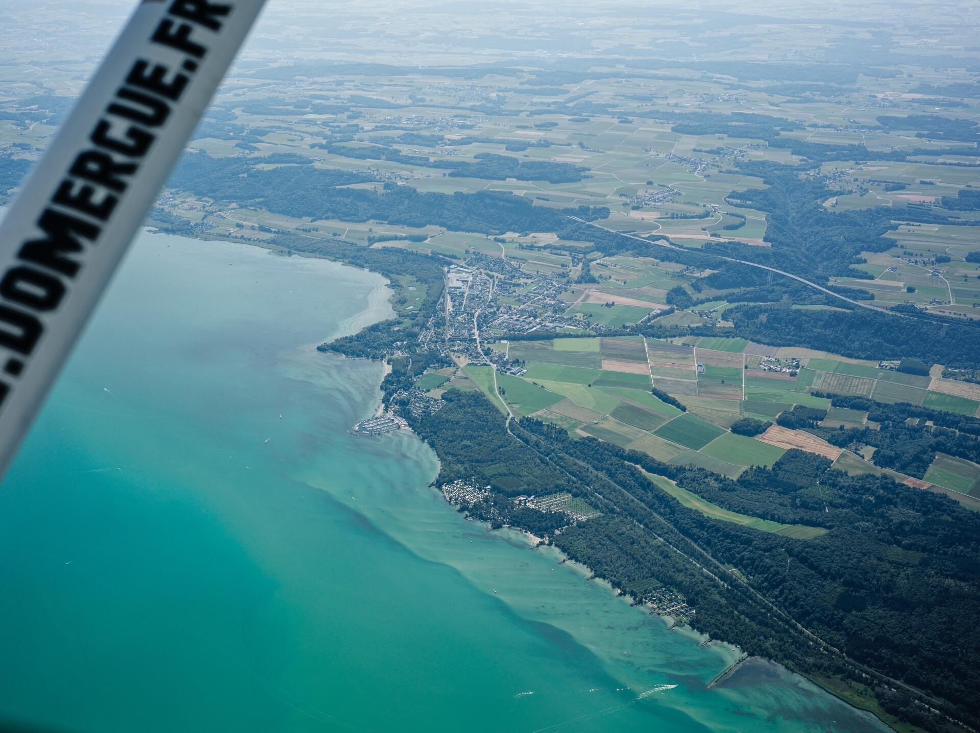 Le lac de Neuchâtel & le Creux du Van vus du ciel