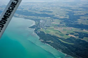 Le lac de Neuchâtel & le Creux du Van vus du ciel