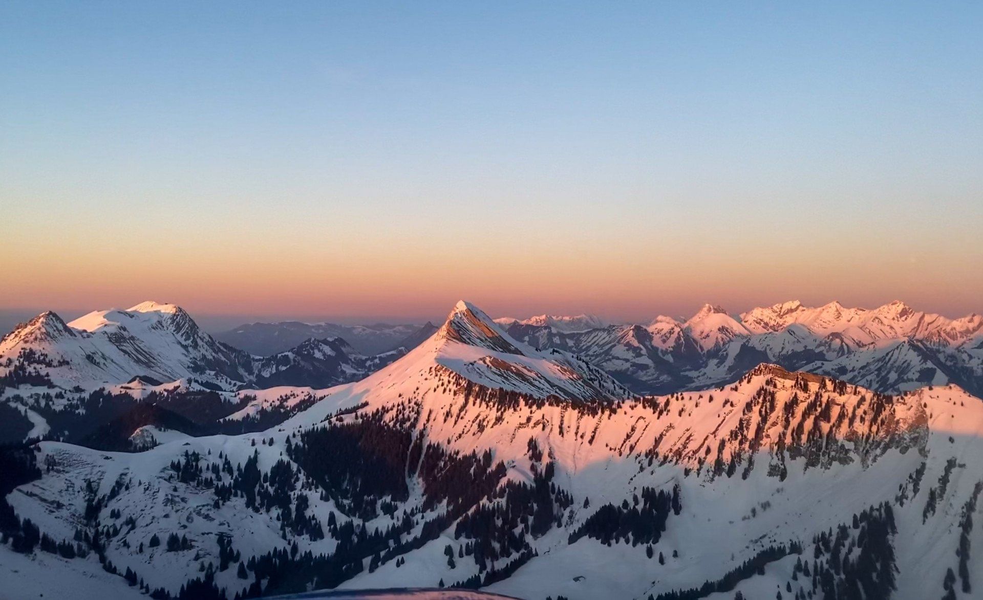 Le coucher de soleil vu du ciel, de la Gruyère au Lavaux