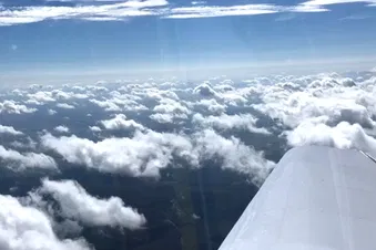 Au dessus de la couche nuageuse