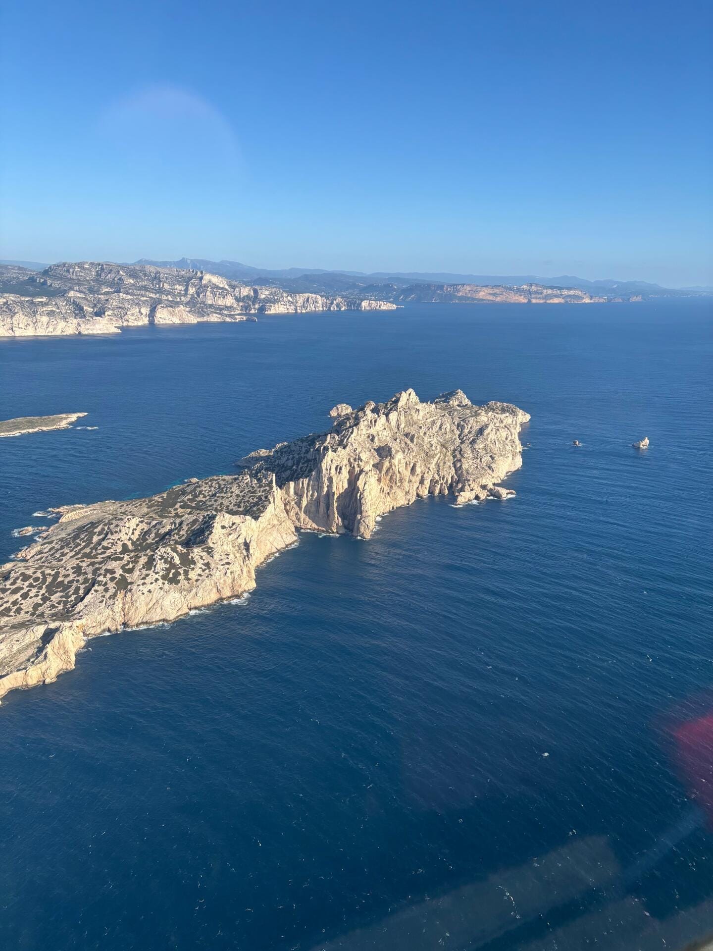 Balade aérienne dans la baie de Marseille et les calanques