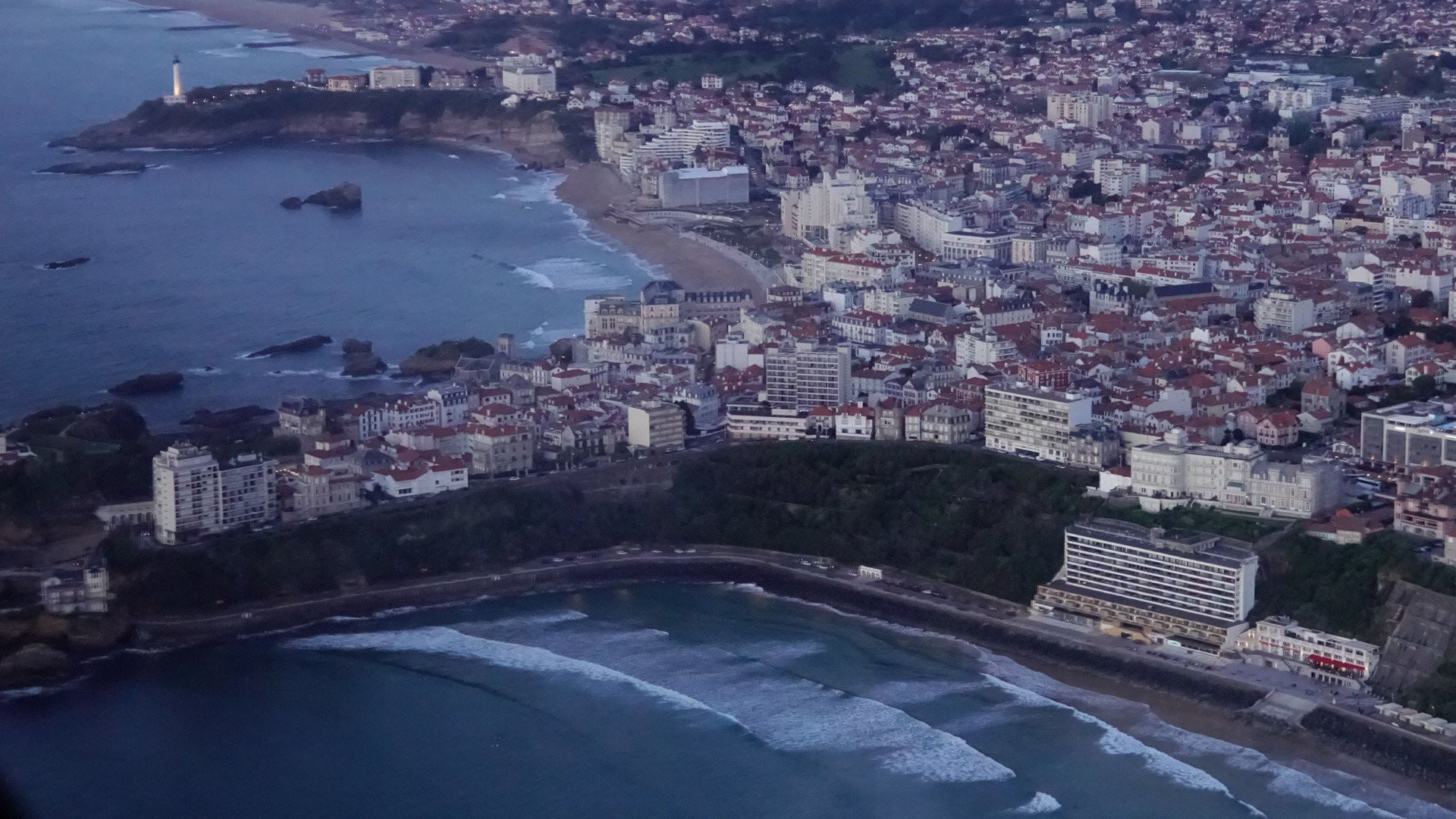 Vol coucher du soleil vers la côte