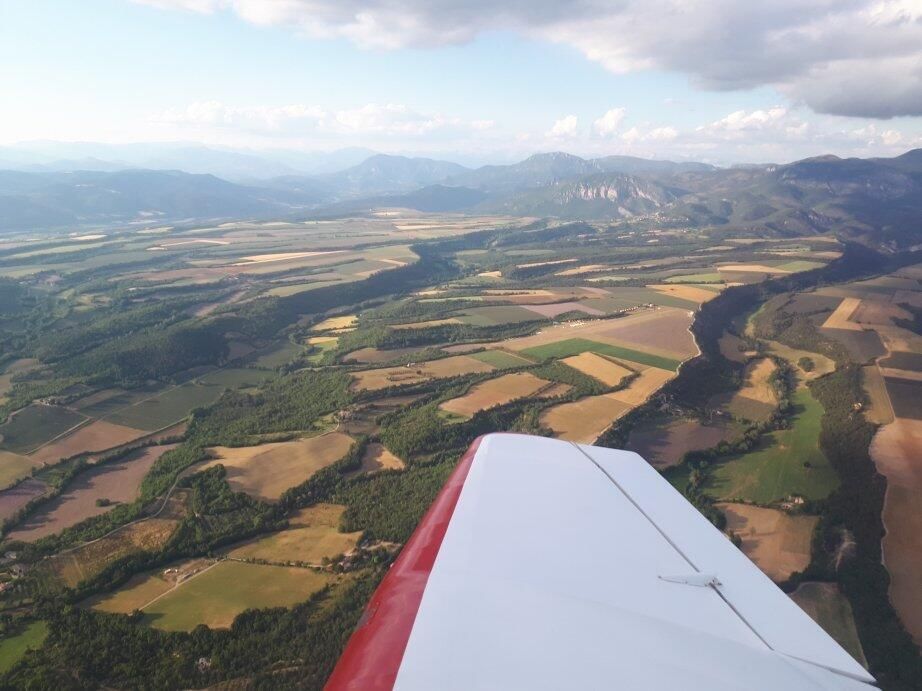 Balade aérienne à travers lacs & plateaux