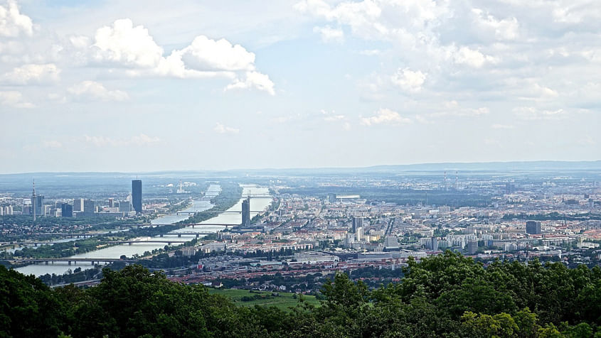 Rundflug über Wien - Donauturm, Alte Donau, etc.