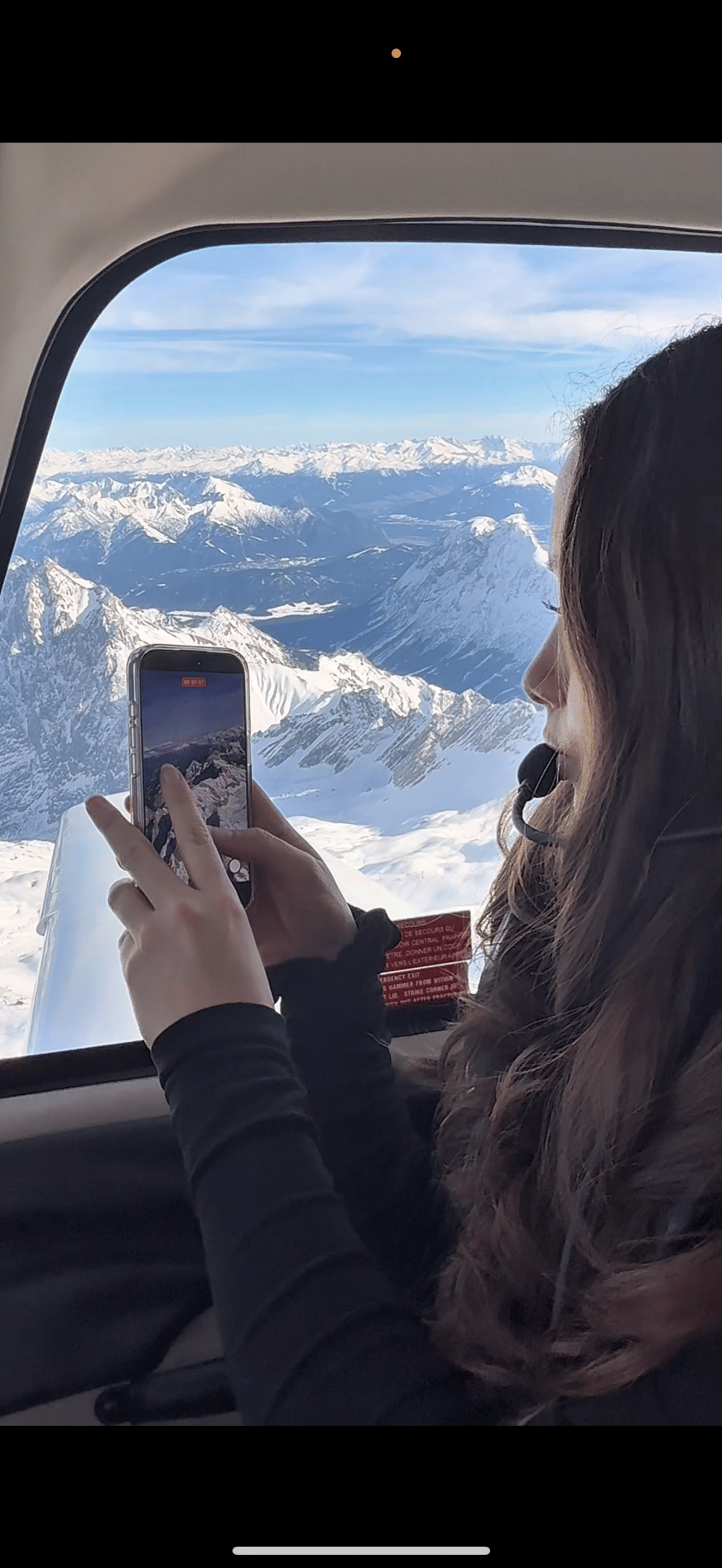 Meine Freundin mit einer Aufnahme auf die Zugspitze