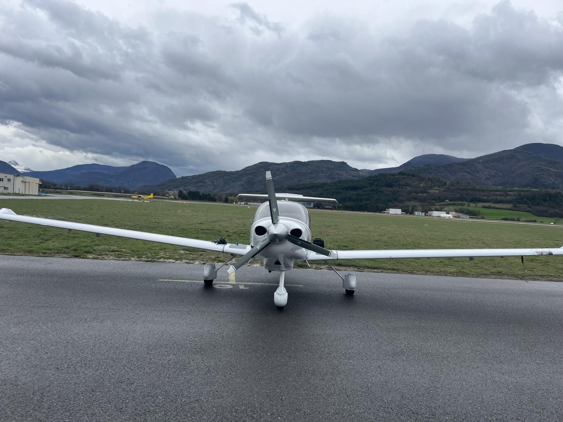 Front view DA40