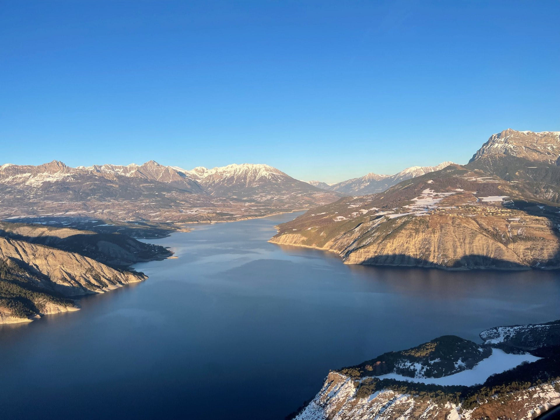 Le lac de Serre-ponçon vu du ciel