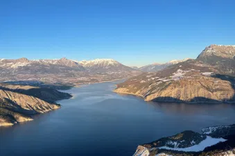 Le lac de Serre-ponçon vu du ciel