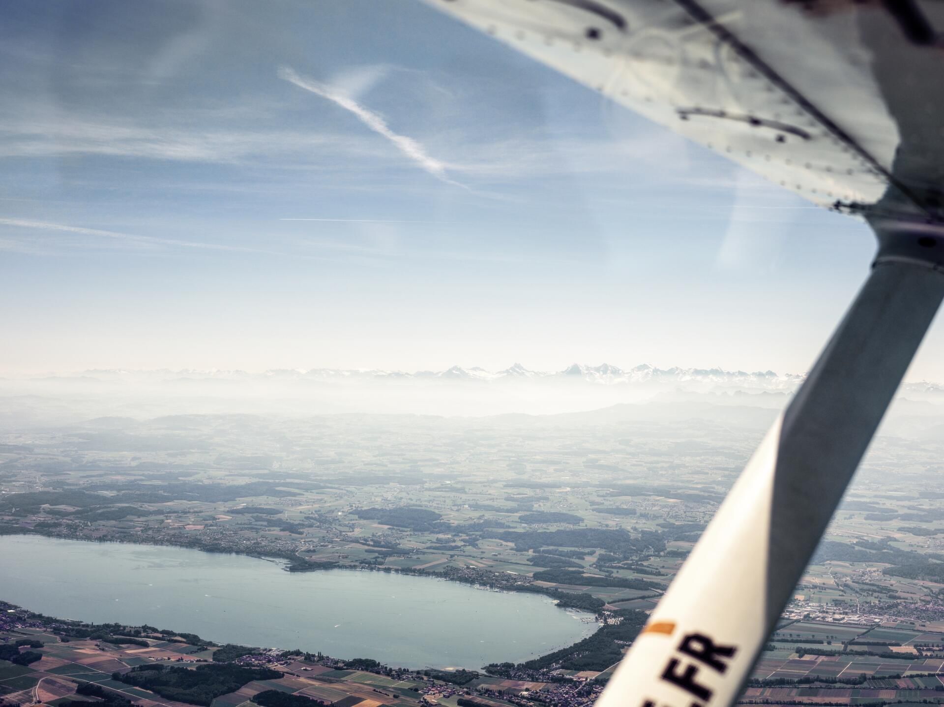 Le lac de Neuchâtel & le Creux du Van vus du ciel