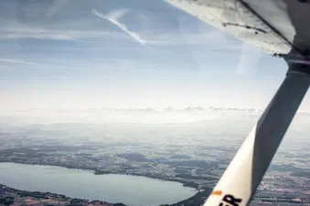 Le lac de Neuchâtel & le Creux du Van vus du ciel