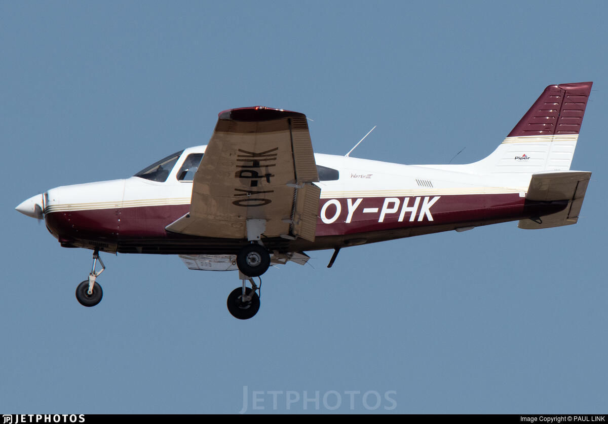 Vue de l'extérieur de l'OO-SUN (avec son ancienne immatriculation OY-PHK)