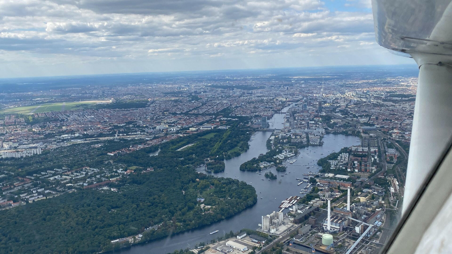 Flexibler Rundflug über Berlin in einer Cessna 172 2-3 Pers.