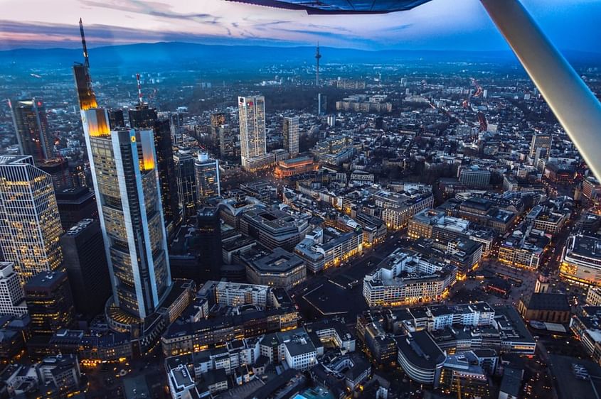 Erlebe Frankfurt und die Skyline, Piper PA28
