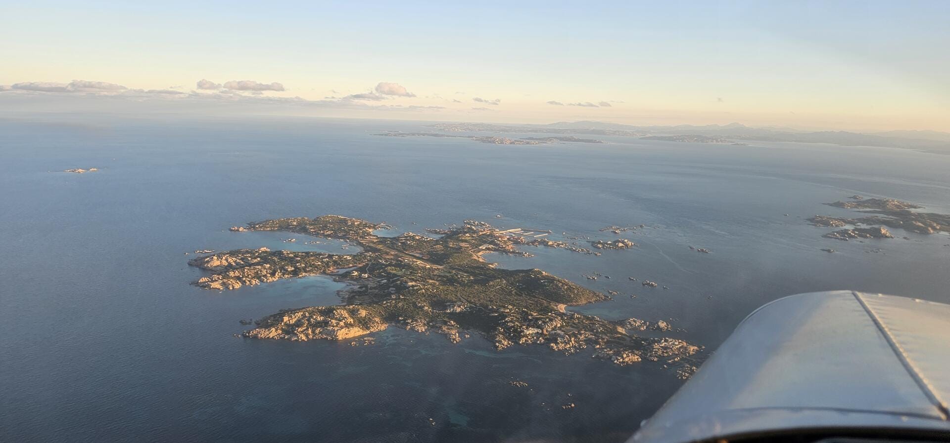 Vol panoramique exclusif de l'extrême sud de la Corse