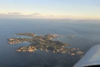 Vol panoramique exclusif de l'extrême sud de la Corse