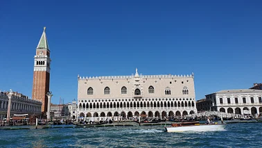 Frühlingsluft am Strand von Venedig schnuppern