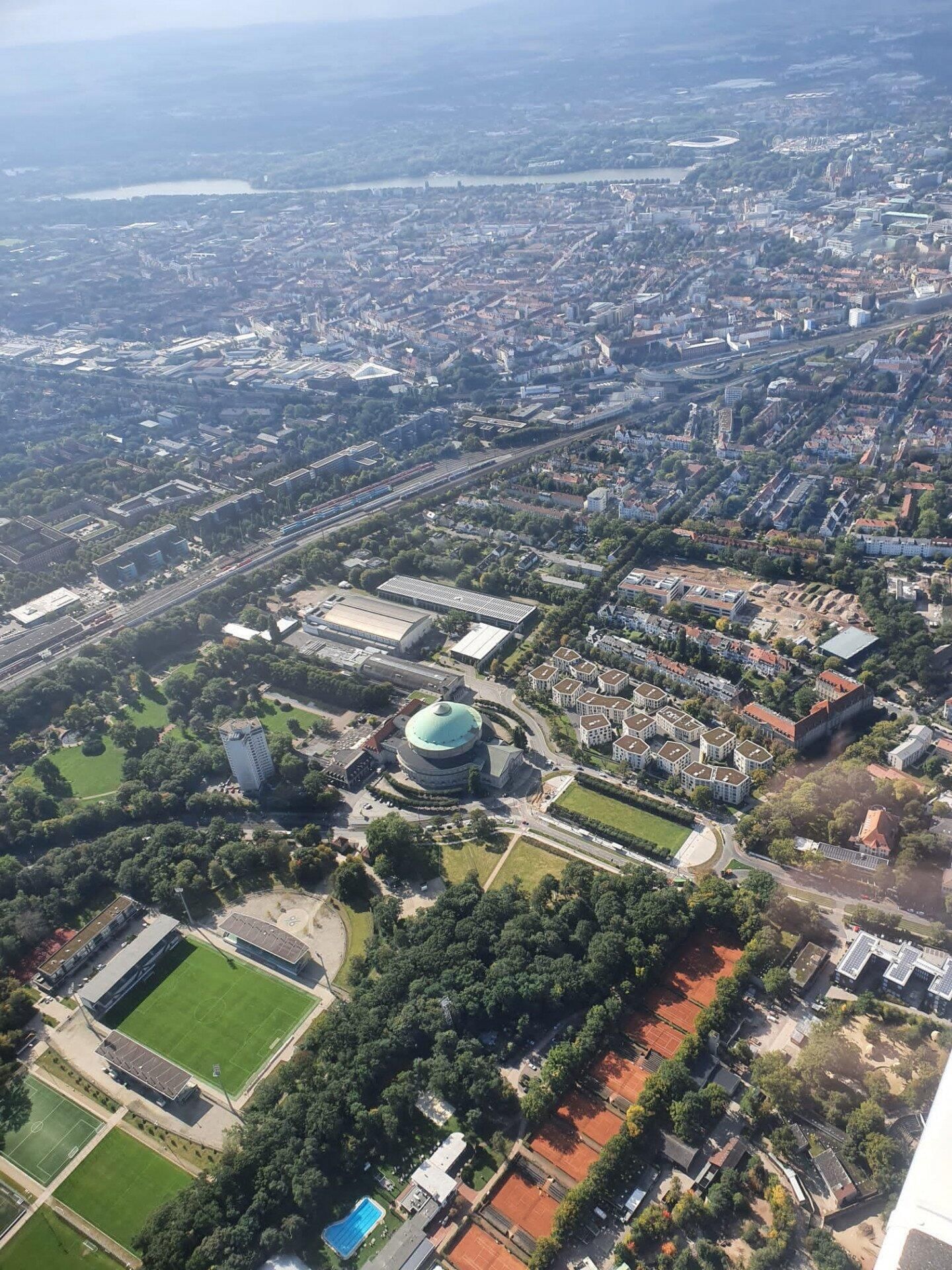 Blick auf das HCC, hier werden wir einen Vollkreis fliegen und gleichzeitig über dem Zoo Ausschau nach Elefanten, Giraffen und Co halten.