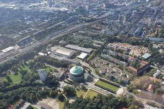 Blick auf das HCC, hier werden wir einen Vollkreis fliegen und gleichzeitig über dem Zoo Ausschau nach Elefanten, Giraffen und Co halten.