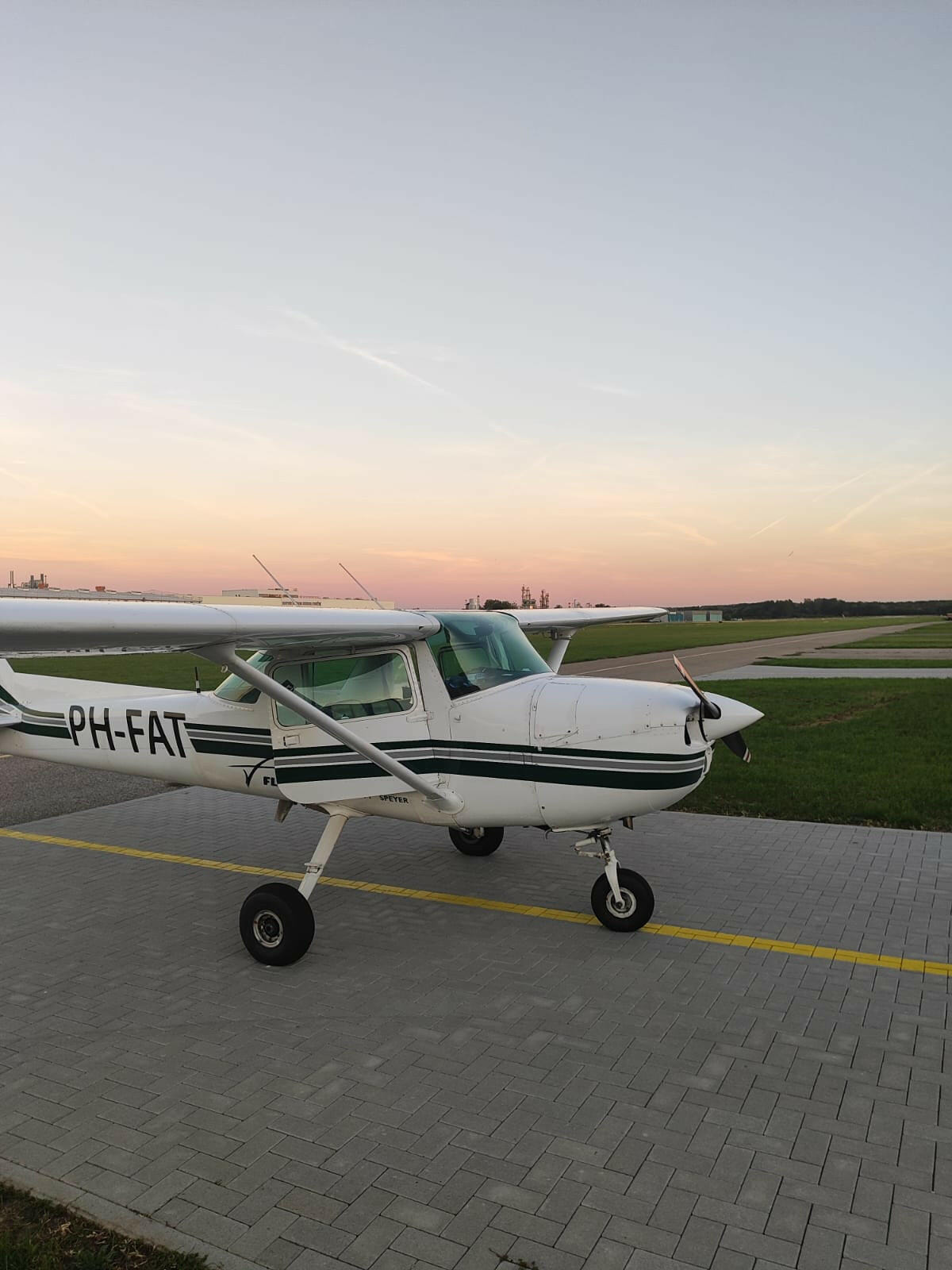 Die Cessna 150 bei Sonnenuntergang