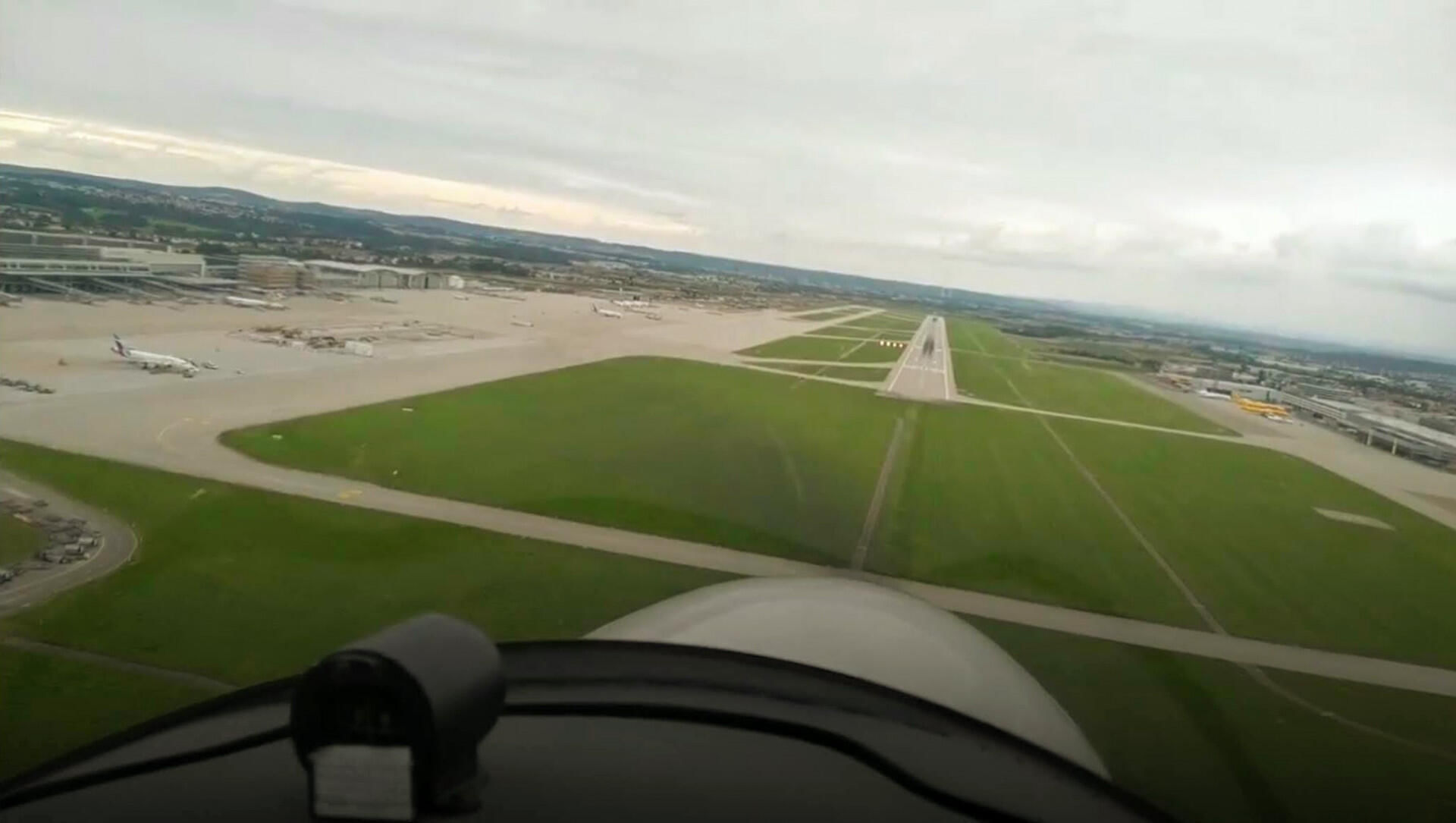 Tiefanflug auf Piste 07 des Stuttgarter Flughafens