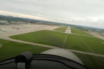 Tiefanflug auf Piste 07 des Stuttgarter Flughafens