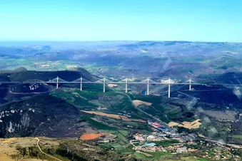 Entre géants et paysages volcaniques : Millau & Salagou