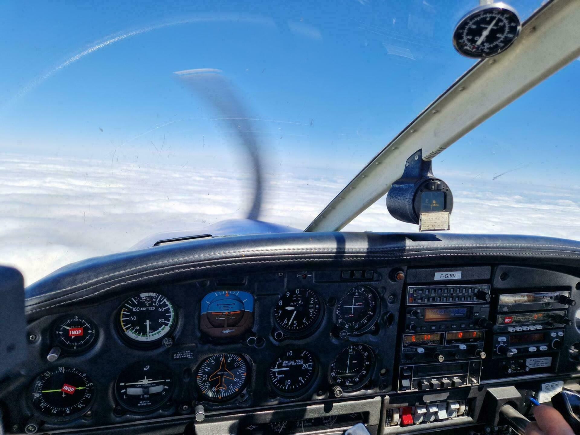Vue cockpit Piper PA28 F-GIRV