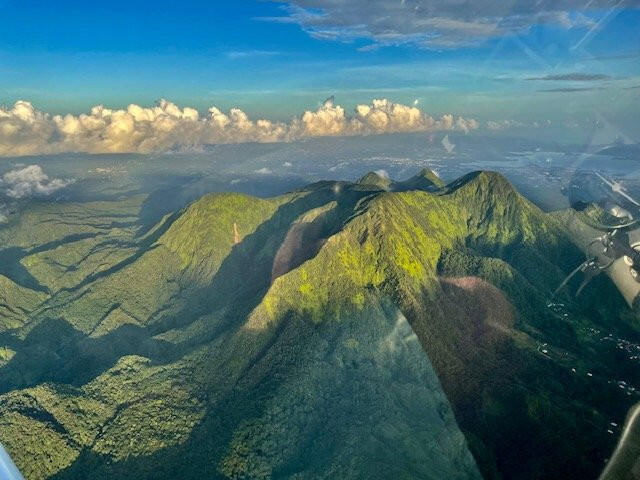 Survol du nord de l'île et de la Montagne Pelée