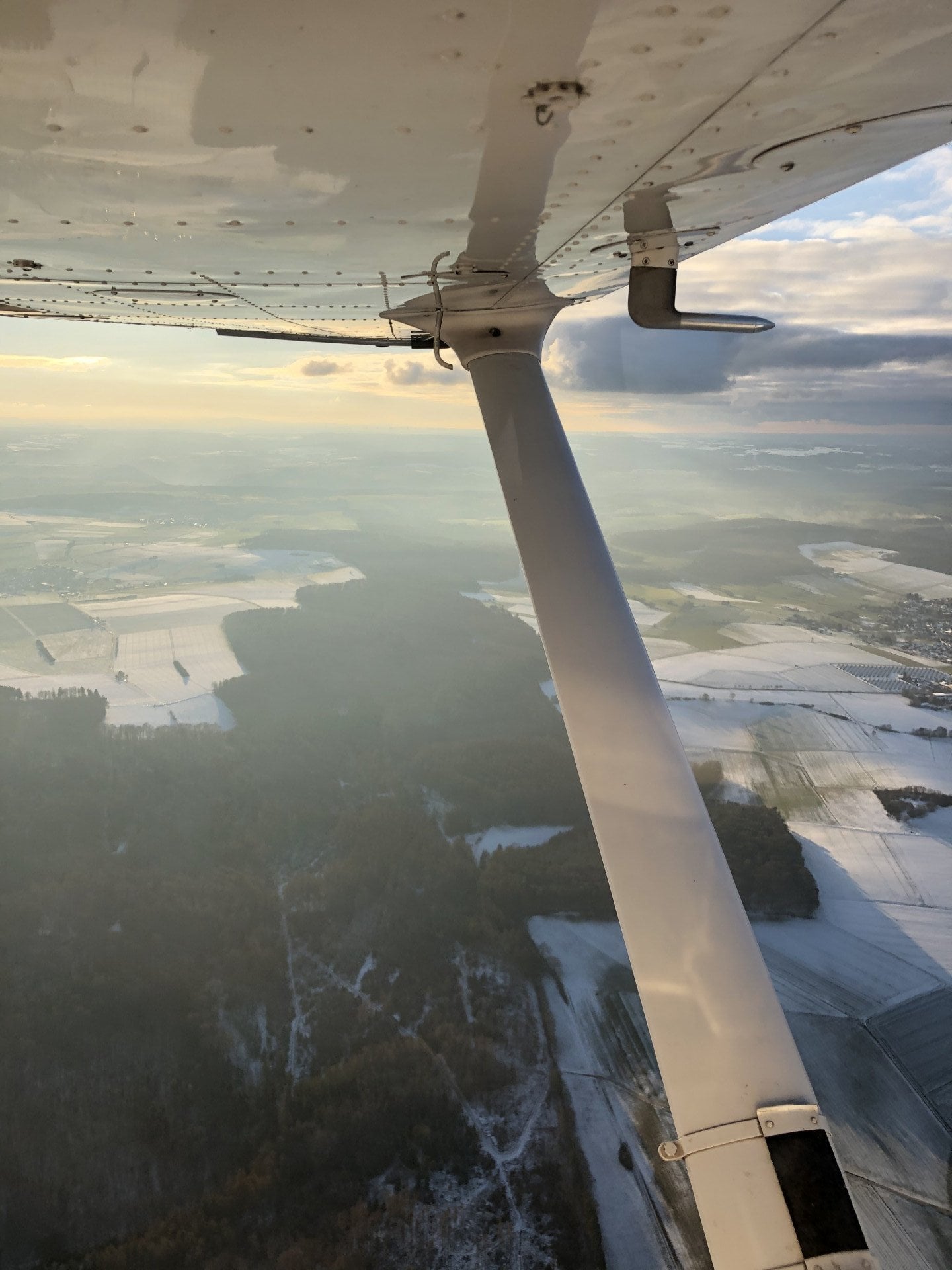 Traumhafter Flug über die verschneite Eifel