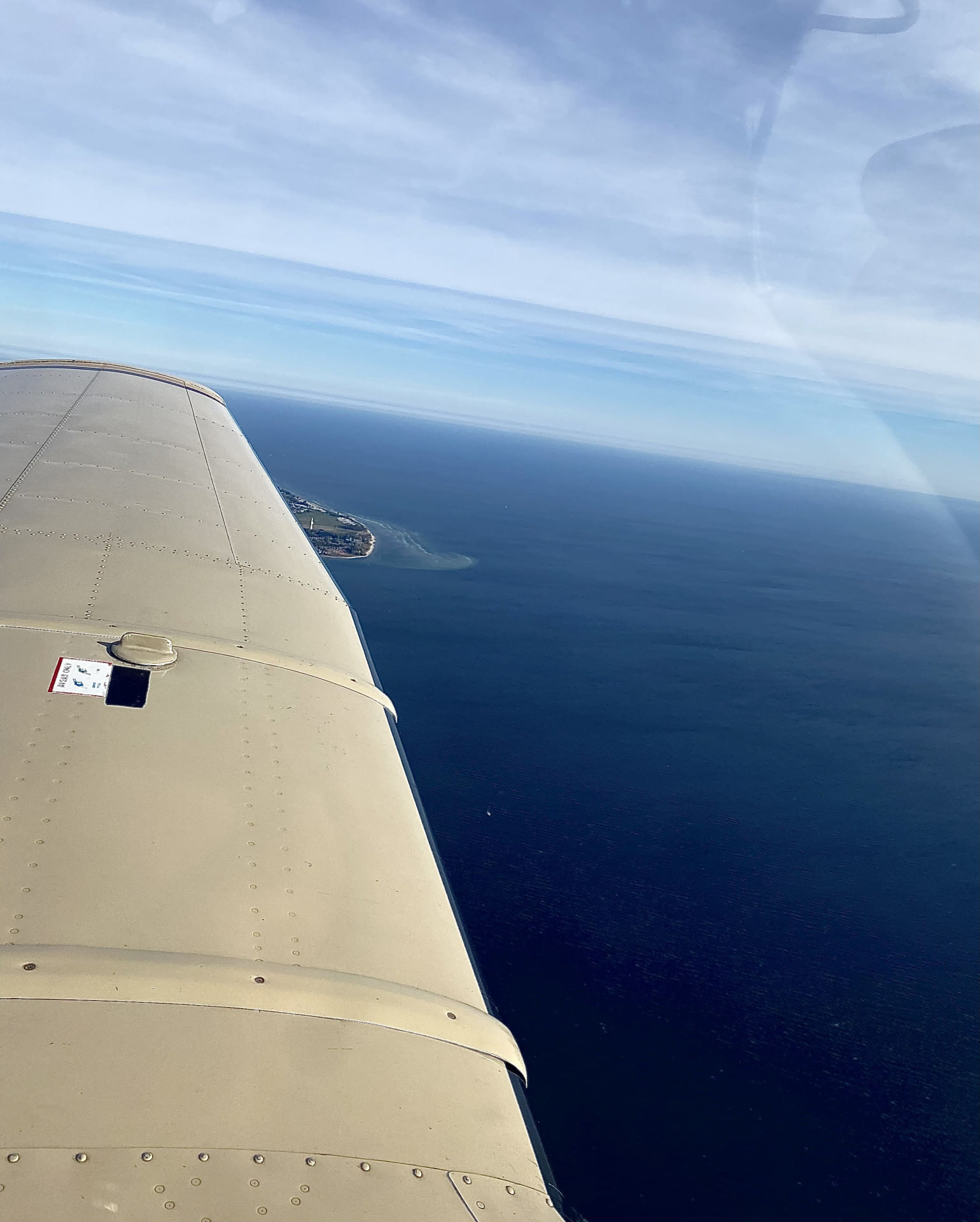 Heiratsantrag über den Wolken und über dem Meer