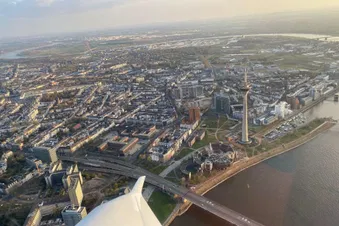 Rundflug über Düsseldorfer Flughafen, Altstadt und Rheinturm