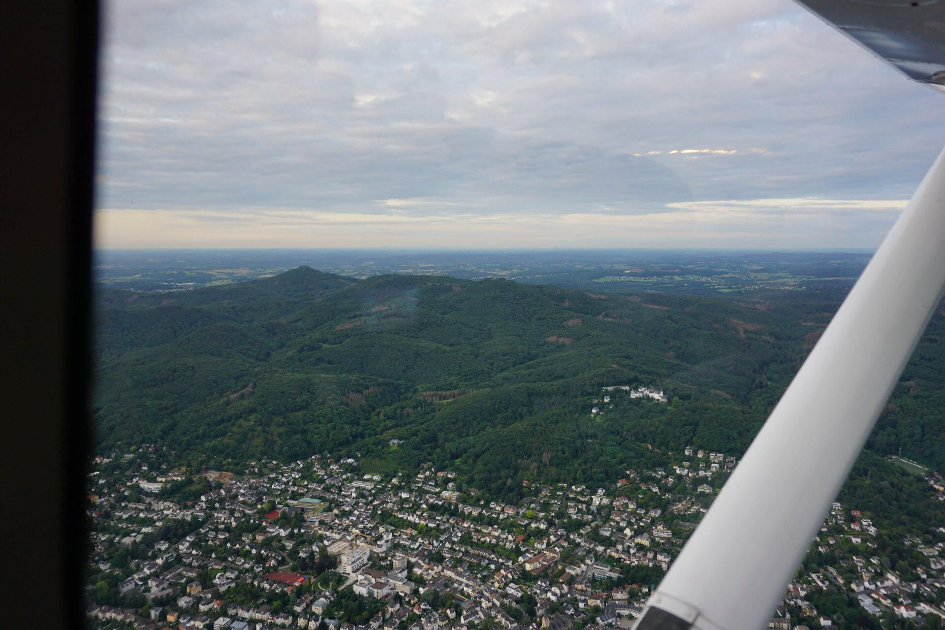 Rundflug: Kölner Dom, Stadion, Phantasialand, Siebengebirge
