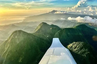 Survol du nord de l'île et de la Montagne Pelée