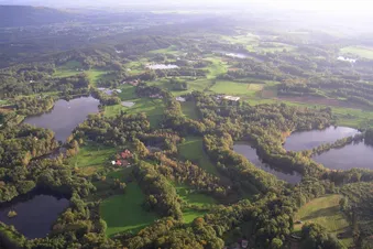 Survolez le plateau des milles étangs